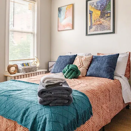 Bright & Cozy 2 Bedroom, 1 Bath, 2 Miles From White House